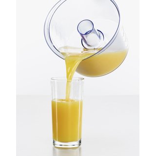 Orangensaft wird aus der Rommelsbacher Zitruspress ZP 40 aus Kunststoff in ein Glas gegossen